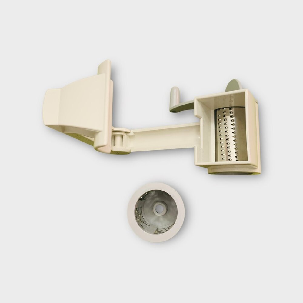 The Pampered Chef Deluxe Cheese Grater